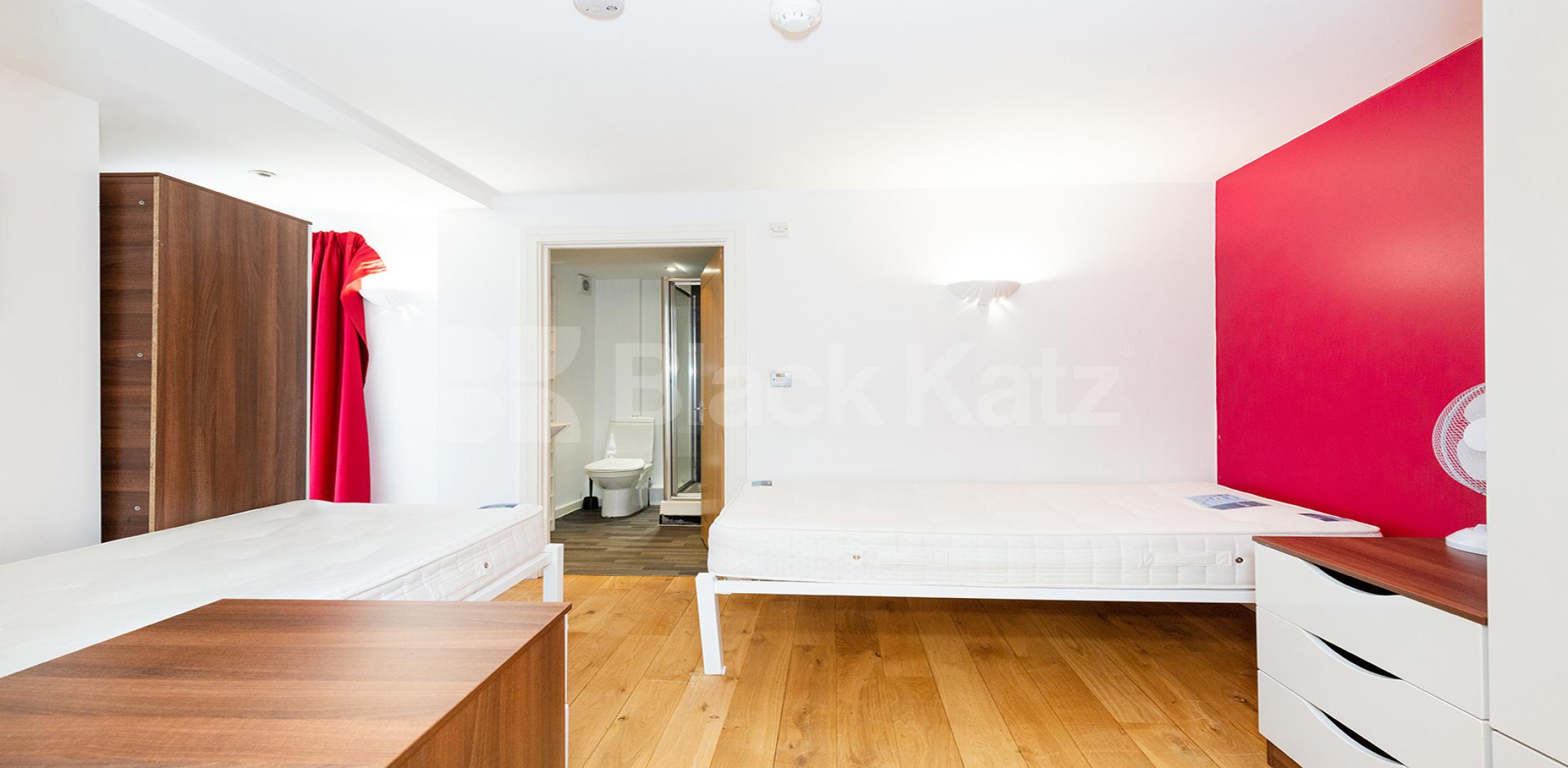			LOCATION LOCATION LOCATION !!!, 2 Bedroom, 2 bath, 1 reception Apartment			 Farringdon Road EC1R, CLARKENWELL / FARRINGDON